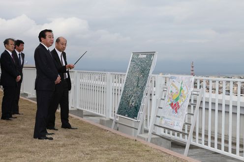 从昨日起访问冲绳县的野田总理，在冲绳县政府与仲井真弘多知事进行了会谈。