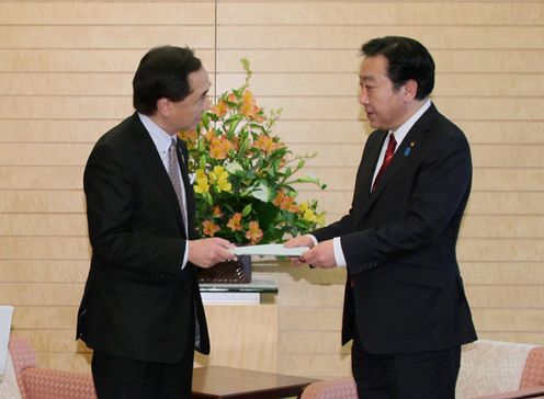 野田总理在总理大臣官邸接受了神奈川县的黑岩祐治知事等的要求。