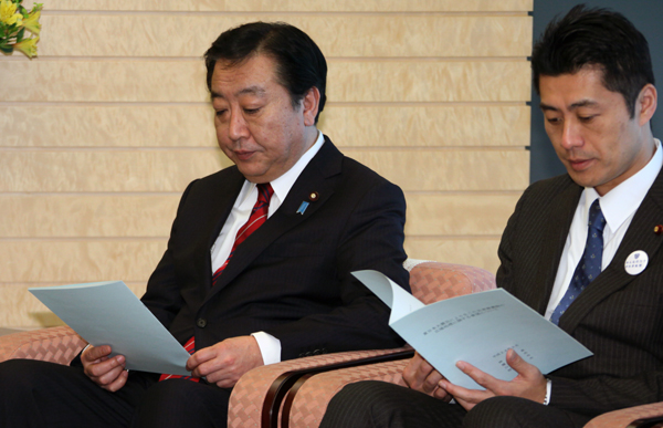 野田总理在总理大臣官邸接受了神奈川县的黑岩祐治知事等的要求。