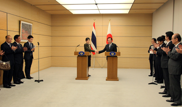 野田总理在总理大臣官邸与泰国英拉•西那瓦总理举行了会谈。