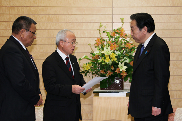 野田总理在总理大臣官邸接受了福岛县双叶町的井户川克隆町长等的要求。