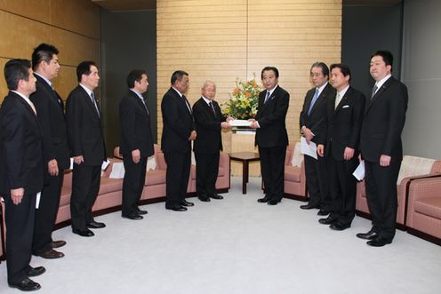 野田总理在总理大臣官邸接受了福岛县双叶町的井户川克隆町长等的要求。
