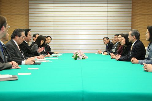 野田总理在总理大臣官邸接见了应邀来日的在美日裔领袖一行。