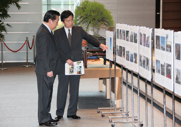 野田总理在总理大臣官邸入口参观了“我的复兴消息”展览。