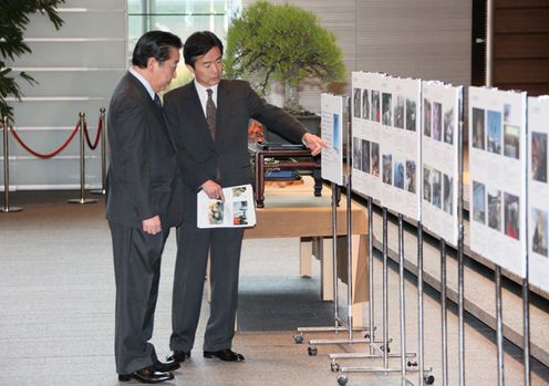 野田总理在总理大臣官邸入口参观了“我的复兴消息”展览。