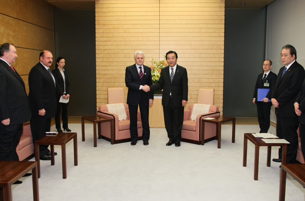 野田总理在总理大臣官邸接见了乌克兰议会弗拉基米尔•利特文议长。