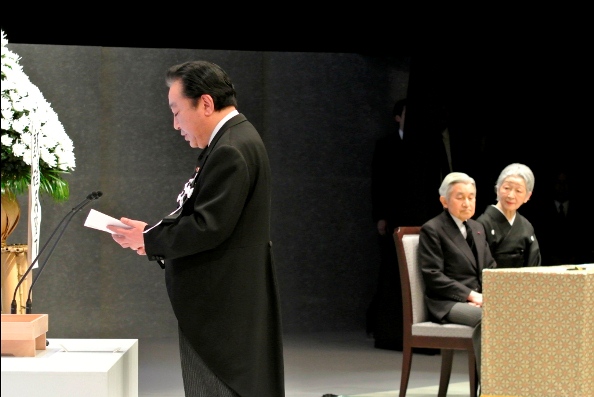 野田总理参加了在天皇和皇后两位陛下莅临下于东京都内举行的“东日本大地震一周年追悼式”。