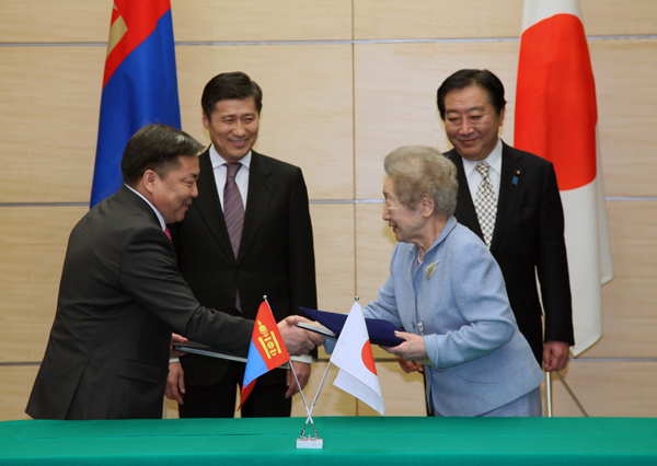 野田总理在总理大臣官邸与蒙古国苏赫巴托尔•巴特包勒德总理进行了会谈。
