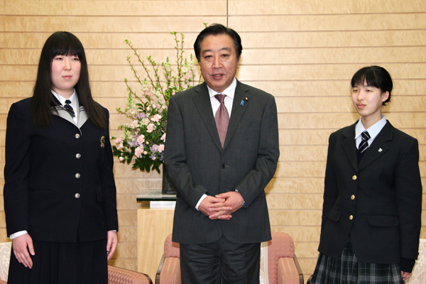 2012年3月13日，野田总理在总理大臣官邸接见了在“思考北方领土”高中生辩论大会上获奖的高中生。