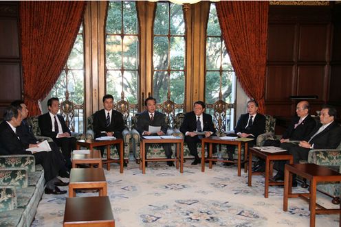 野田总理在国会内召开了有关推进灾害废弃物处理的相关阁僚会议，并作了致辞。