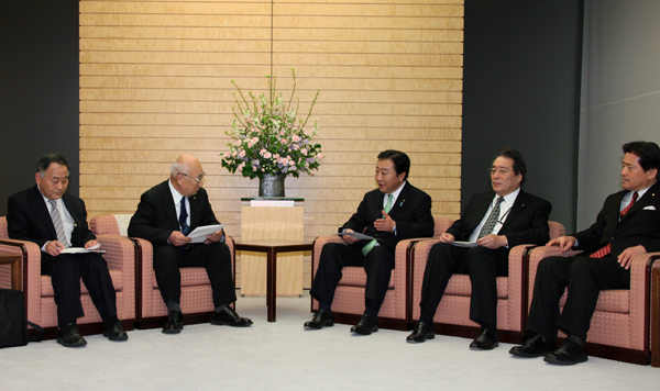 野田总理在总理大臣官邸接受了福岛县富冈町的要求。