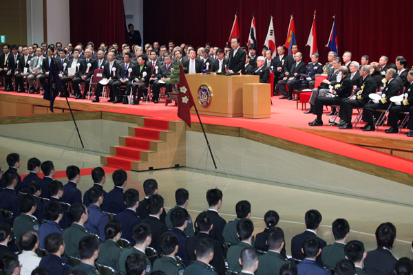 野田总理出席了位于神奈川县横须贺市的防卫大学校的毕业典礼。
