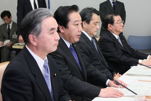野田总理在总理大臣官邸出席了复兴推进委员会的首次会议。