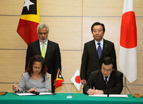 野田总理在总理大臣官邸与东帝汶民主共和国夏纳纳•古斯芒总理举行了会谈。会谈后，野田总理参加了签字仪式。