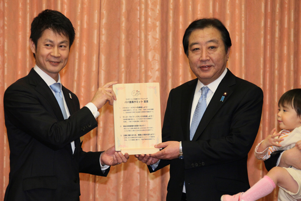 野田总理在总理大臣公邸接见了“育男”（<b>积极参与育儿</b>的男性）首长等。