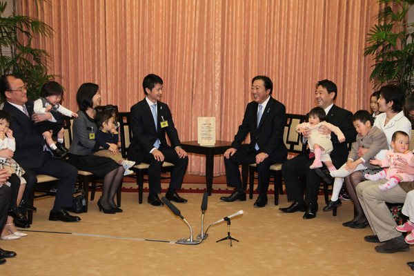 野田总理在总理大臣公邸接见了“育男”（<b>积极参与育儿</b>的男性）首长等。