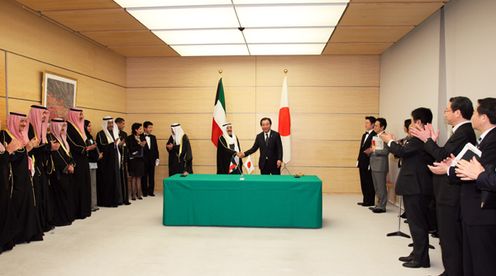 野田总理在总理大臣官邸与科威特国国家元首萨巴赫•艾哈迈德•贾比尔•萨巴赫进行了会谈。