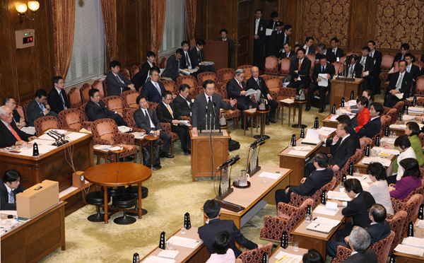 野田总理出席了参议院预算委员会。