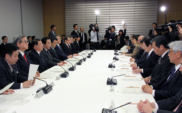 野田总理在国会内召开了行政改革实行本部与国家公务员制度改革推进本部联合会议。