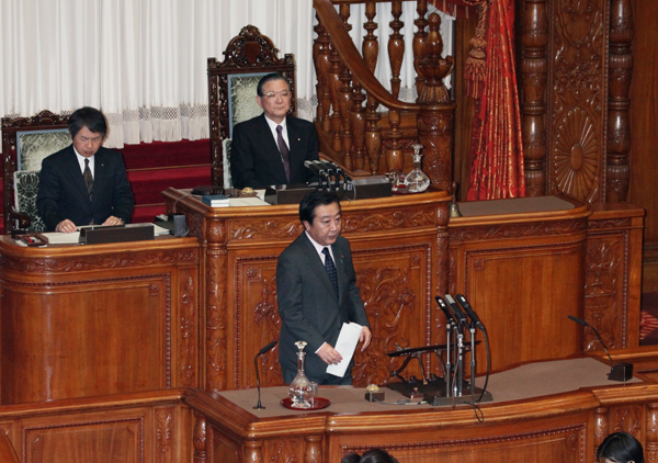 野田总理出席了参议院全体会议。