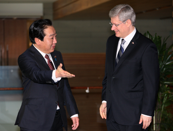 野田总理在总理大臣官邸与加拿大斯蒂芬•哈珀总理举行了首脑会谈，然后共同举行了新闻发布。