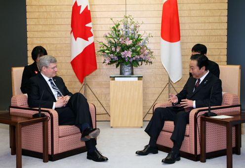 野田总理在总理大臣官邸与加拿大斯蒂芬•哈珀总理举行了首脑会谈，然后共同举行了新闻发布。