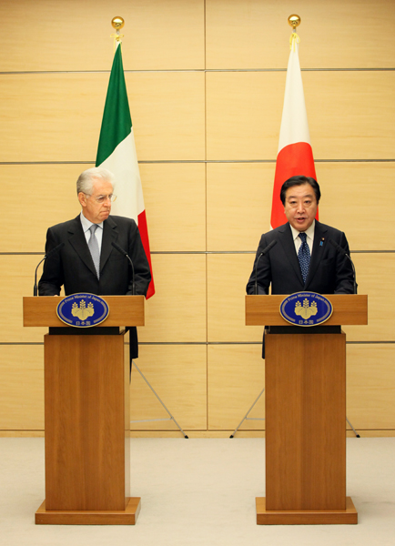 野田总理在总理大臣官邸与意大利马里奥•蒙蒂总理举行了首脑会谈，然后共同举行了新闻发布。