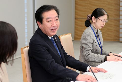野田总理在总理大臣官邸就儿童、育儿与女记者们进行了意见交换。