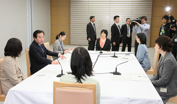 野田总理在总理大臣官邸就儿童、育儿与女记者们进行了意见交换。
