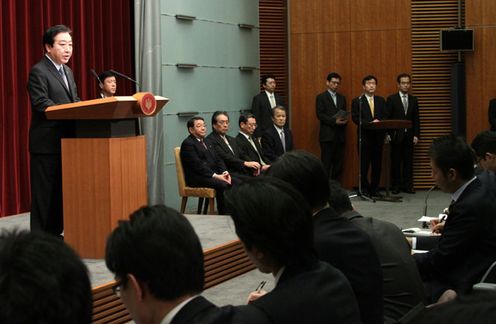 野田总理在总理大臣官邸就内阁会议决定了为了实行税制的根本改革的法律草案等，举行了记者招待会。