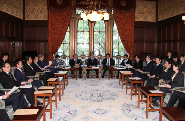 野田总理在国会内召开了第4次行政改革实行本部的会议。