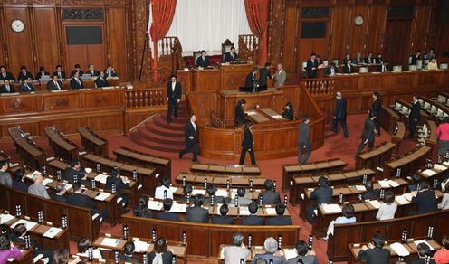野田总理出席了参议院预算委员会、参议员全体会议及众议院全体会议。