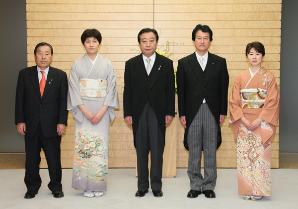 野田总理交付了政务官的任命书，并与副大臣、大臣政务官一起摄影留念。