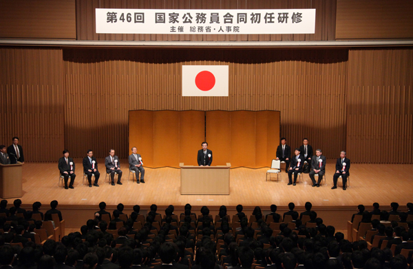 野田总理出席在东京都内举行的第46届国家公务员联合初任研修结业典礼，并作了训示。