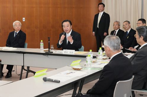 野田总理为了就推进社会保障和税制一体化改革中地区医疗应有的状态交换意见，访问了兵库县丹波市的医院。