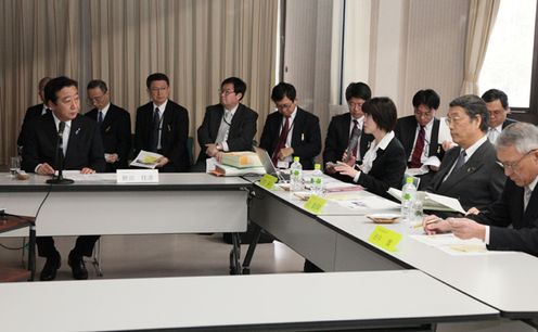 野田总理为了就推进社会保障和税制一体化改革中地区医疗应有的状态交换意见，访问了兵库县丹波市的医院。