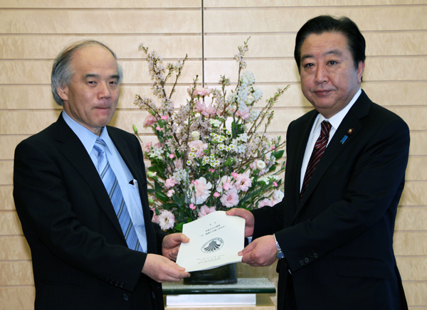 野田总理在总理大臣官邸接受了日本学术会议大西隆会长提交的建议书。