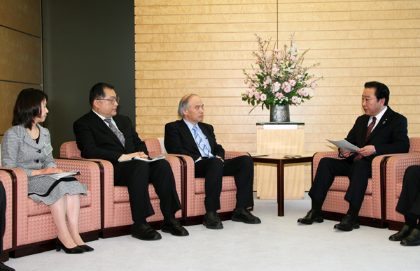 野田总理在总理大臣官邸接受了日本学术会议大西隆会长提交的建议书。