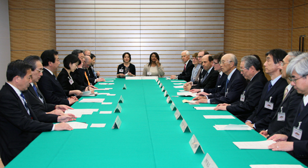 野田总理在总理大臣官邸接受了“第25次日美文化教育交流会议日美联席会议”委员的拜会。