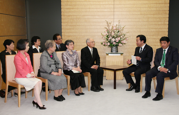 野田总理在总理大臣官邸接见了健康社会奖获得者。