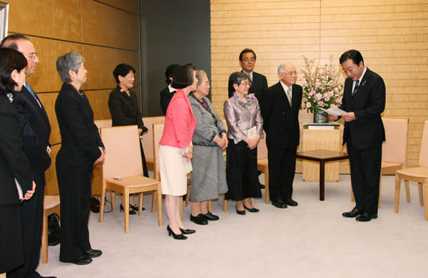 野田总理在总理大臣官邸接见了健康社会奖获得者。