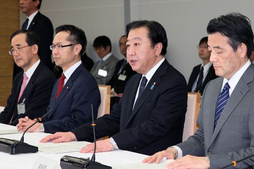 野田总理出席了在总理大臣官邸召开的第一次摆脱通货紧缩等经济状况研讨会议。