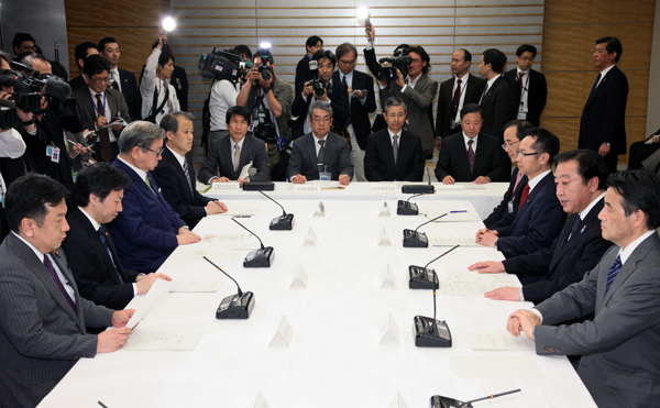 野田总理出席了在总理大臣官邸召开的第一次摆脱通货紧缩等经济状况研讨会议。