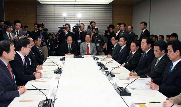 野田总理在总理大臣官邸出席了中央与地方协商会议。