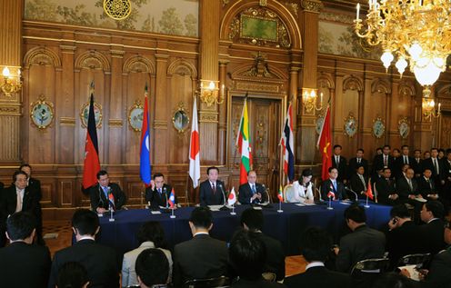 野田总理出席了在赤坂迎宾馆举行的日本与湄公河流域5国（柬埔寨、老挝、缅甸、泰国、越南）首脑会议。