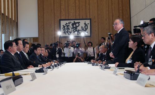 野田总理在总理大臣官邸与古贺伸明日本劳动组合总联合会（联合）会长等举行了会谈。