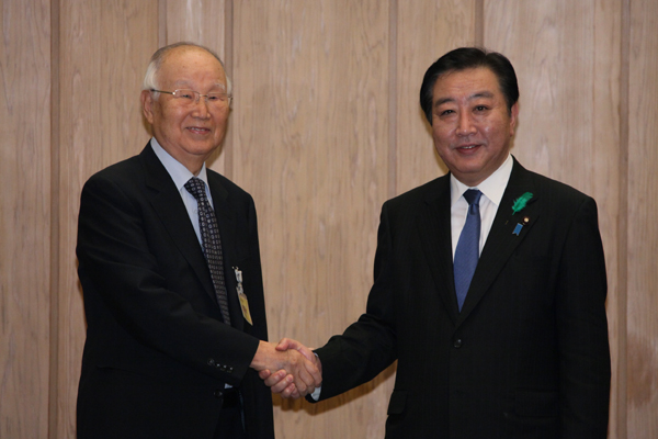 野田总理在总理大臣官邸接受了南悳祐韩日合作委员会会长的拜会。