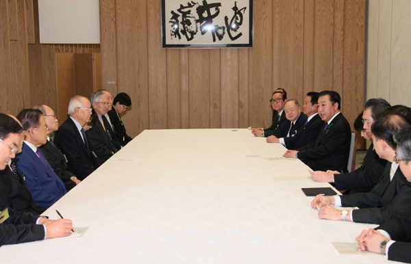 野田总理在总理大臣官邸接受了南悳祐韩日合作委员会会长的拜会。