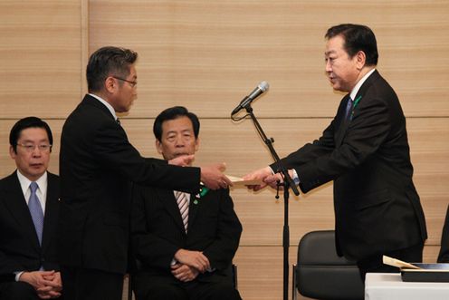 野田总理出席了在宪政纪念馆举行的第6次“绿色典礼”。天皇和皇后两位陛下也莅临了会场。