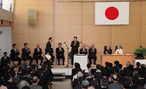 野田总理出席了在宪政纪念馆举行的第6次“绿色典礼”。天皇和皇后两位陛下也莅临了会场。